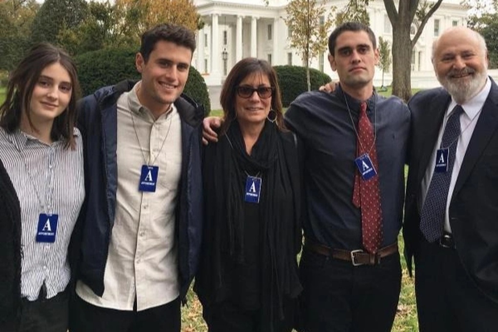 Thảm án gia đình rúng động Hollywood: Con trai ra tay sát hại cha mẹ - 3