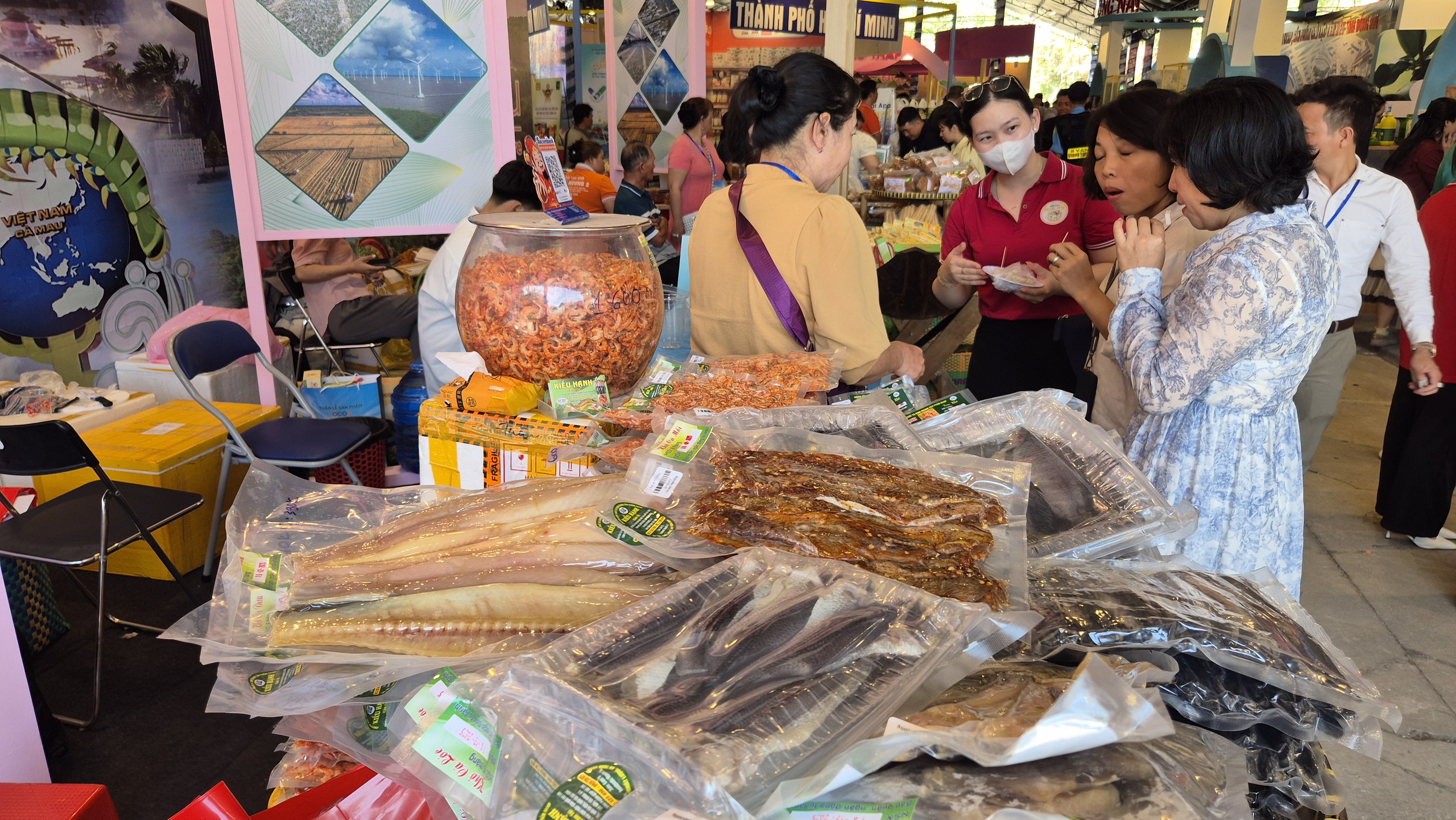 Tuần lễ sản phẩm OCOP đặc sản vùng miền tại TP HCM chào đón Tết 2025 - Ảnh 10.