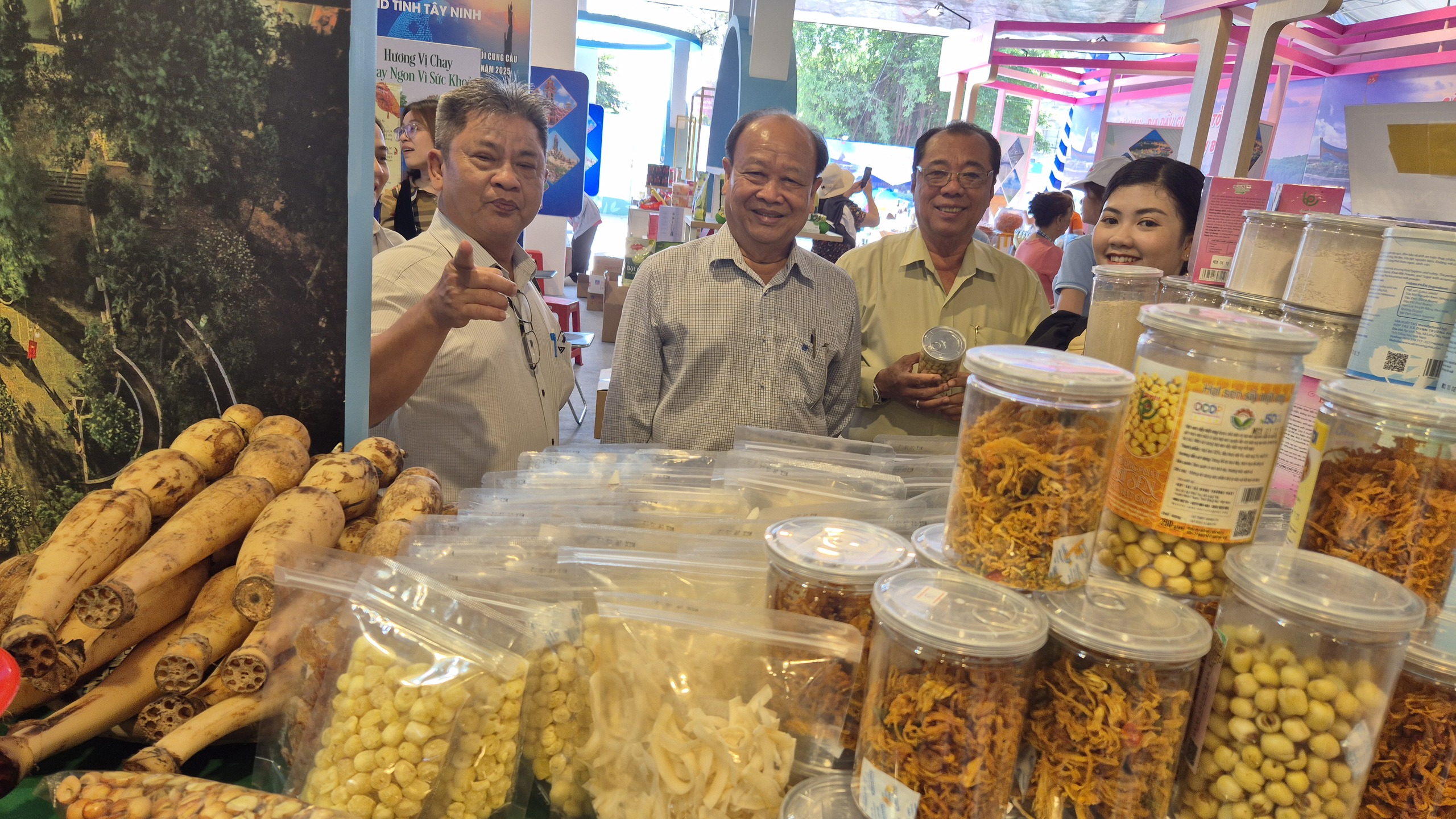 Tuần lễ sản phẩm OCOP đặc sản vùng miền tại TP HCM chào đón Tết 2025 - Ảnh 12.