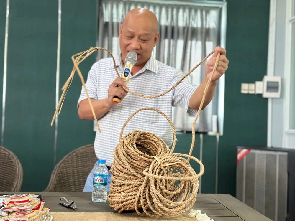 Cỏ năn tượng được sử dụng vào các sản phẩm đan lát của ngành gỗ. Ảnh: THU HÀ CỎ NĂNG TƯỢNG