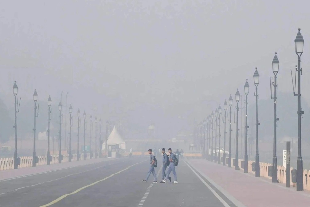 Ô nhiễm không khí nguy hại ở Ấn Độ: Học sinh chuyển sang học trực tuyến, 27 chuyến bay bị hủy, hơn 500 chuyến bị hoãn- Ảnh 2.