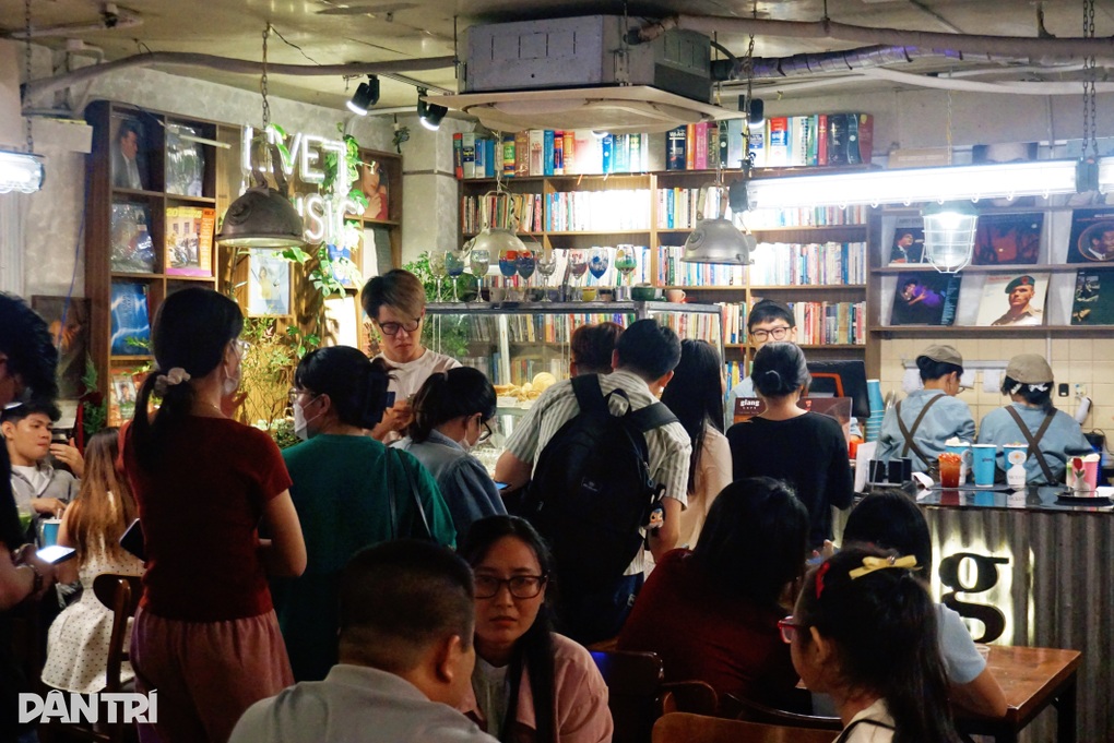 Cà phê Giáng sinh xuyên đêm ở TPHCM: Vì sao 1-2h sáng vẫn nườm nượp khách? - 3