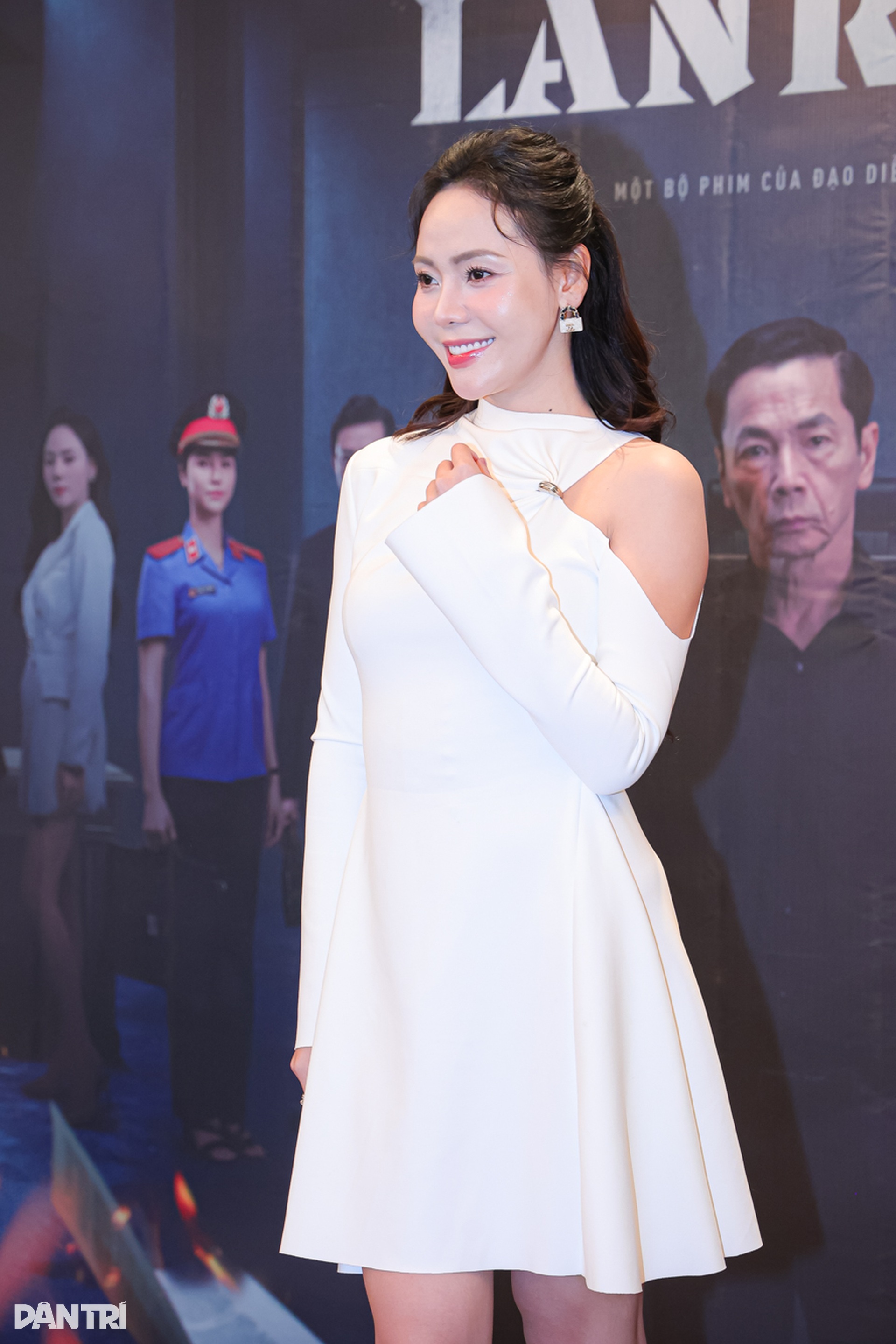 Sắc vóc xinh đẹp, gợi cảm của nữ chủ tịch gây bão trong phim Lằn ranh - 4