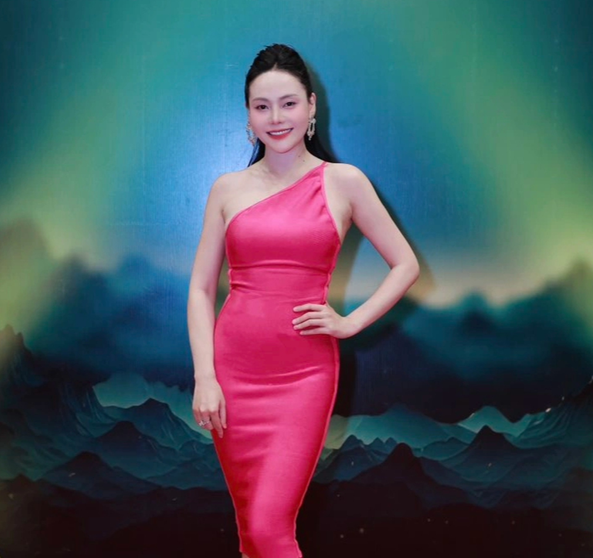 Sắc vóc xinh đẹp, gợi cảm của nữ chủ tịch gây bão trong phim Lằn ranh - 6