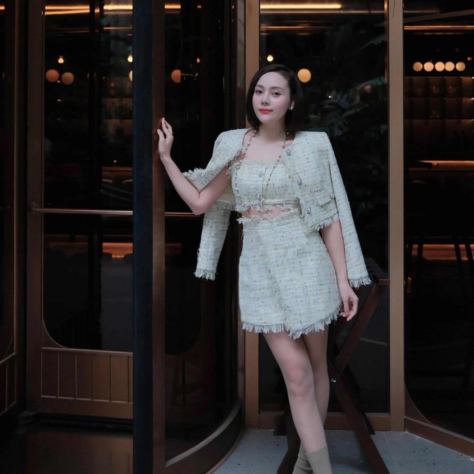 Sắc vóc xinh đẹp, gợi cảm của nữ chủ tịch gây bão trong phim Lằn ranh - 7