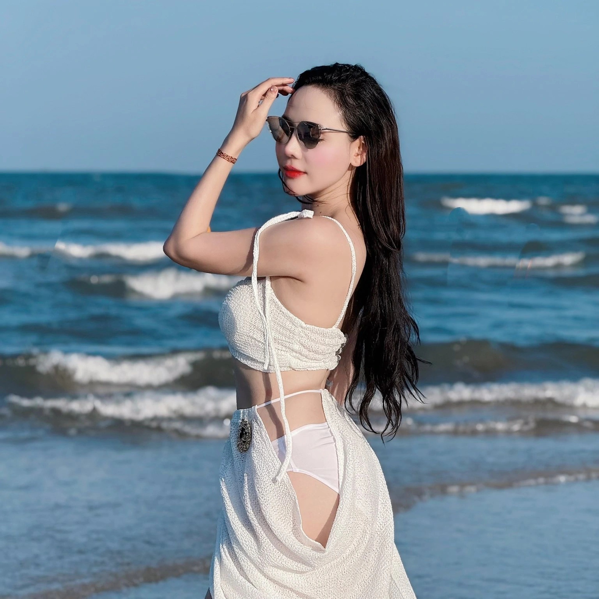 Sắc vóc xinh đẹp, gợi cảm của nữ chủ tịch gây bão trong phim Lằn ranh - 9