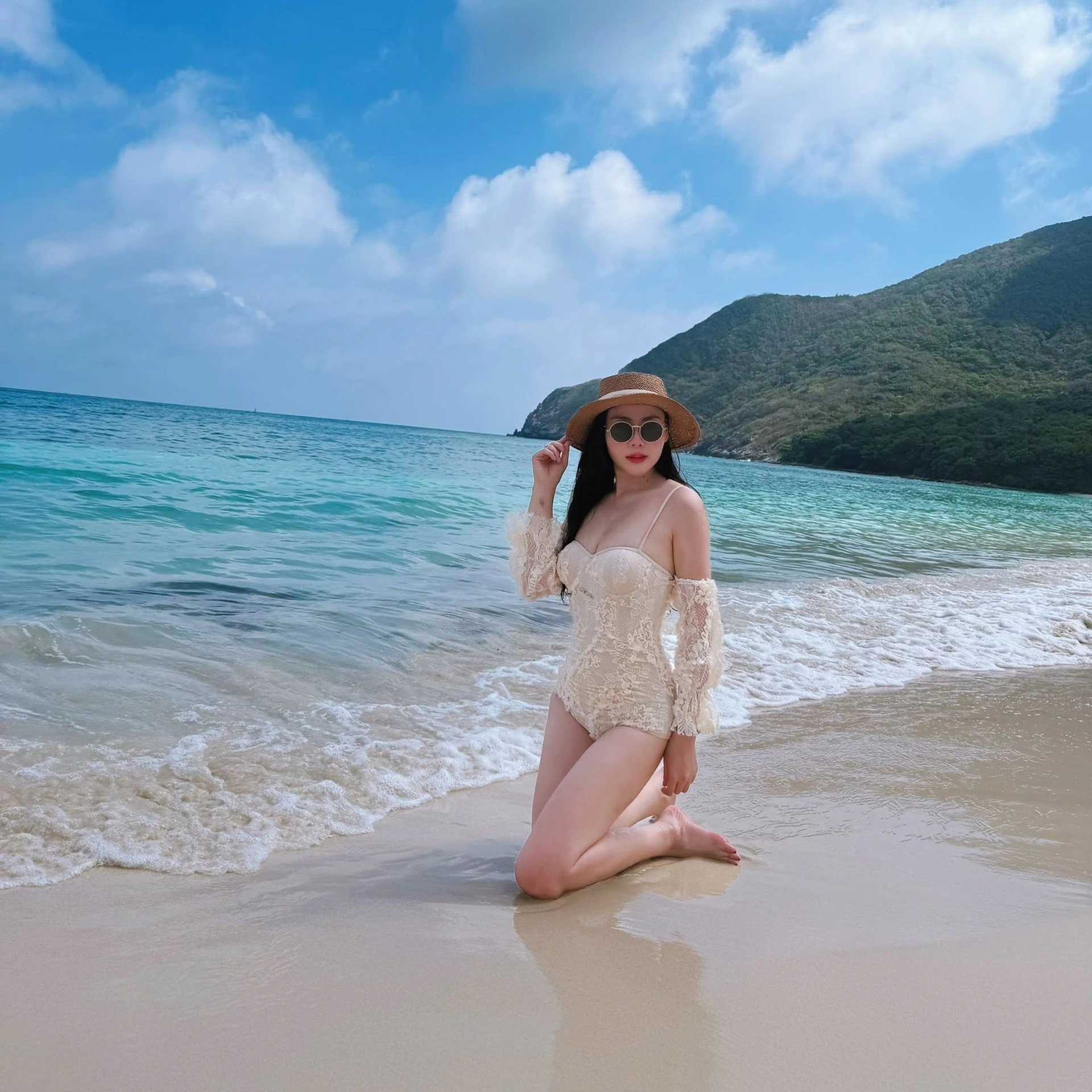 Sắc vóc xinh đẹp, gợi cảm của nữ chủ tịch gây bão trong phim Lằn ranh - 11