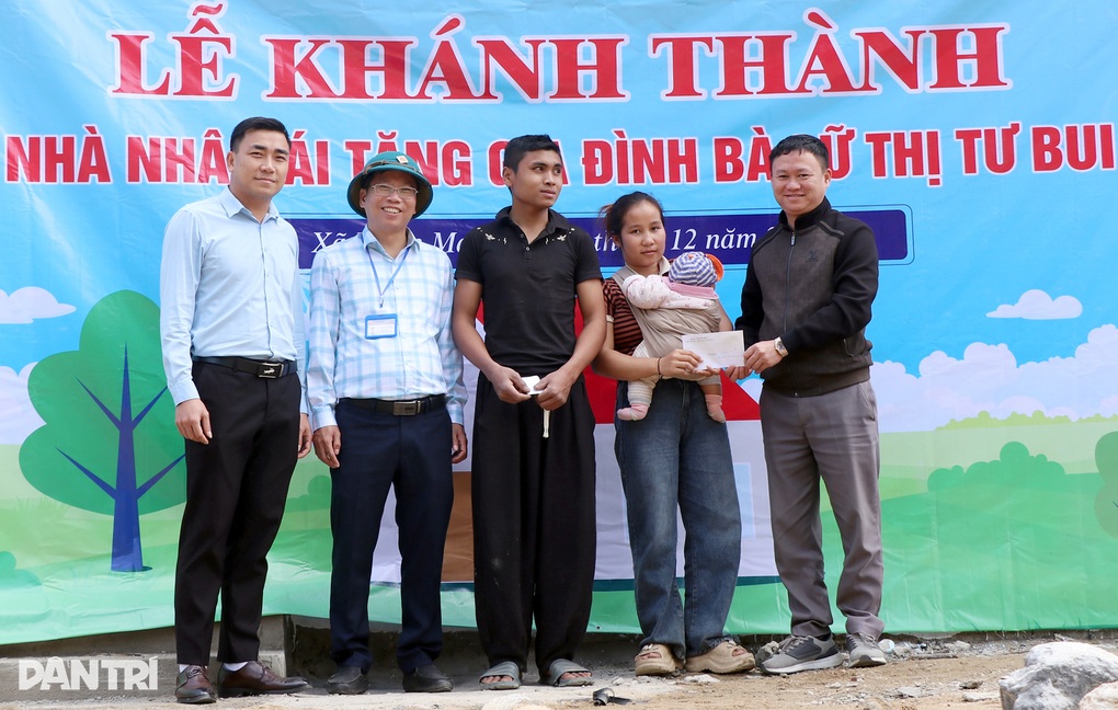 Thai phụ mất nhà sau lũ xúc động đón nhận món quà đặc biệt - 2