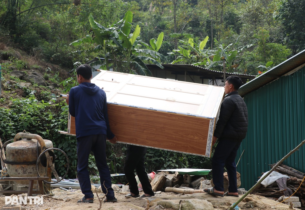 Thai phụ mất nhà sau lũ xúc động đón nhận món quà đặc biệt - 4