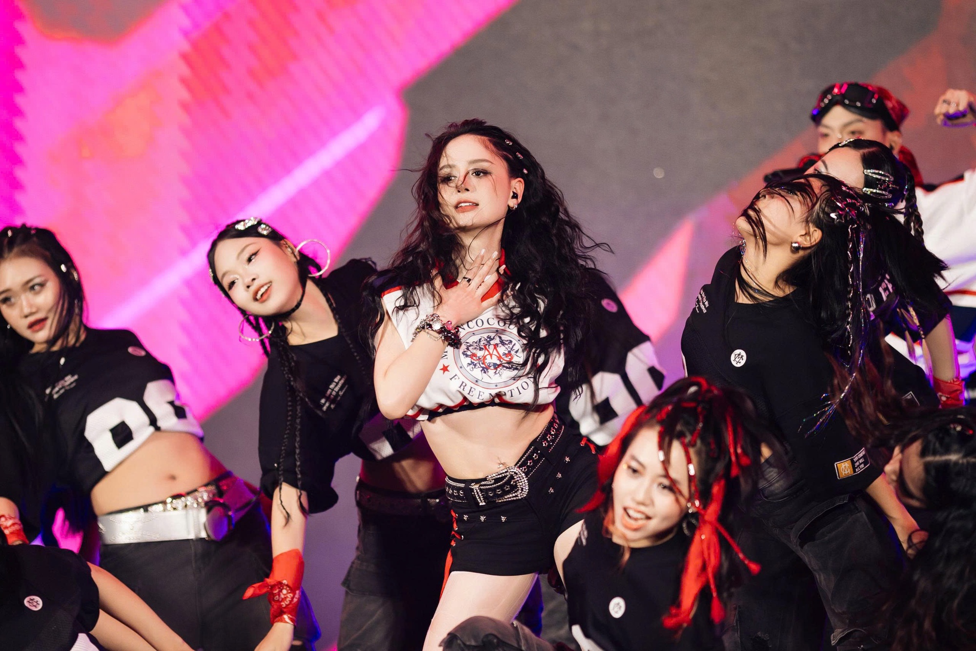 Nữ nghệ sĩ sáng tạo Bom (Thủng Long Family) kể về áp lực khi thực hiện SYNC FEST - Ảnh 5.