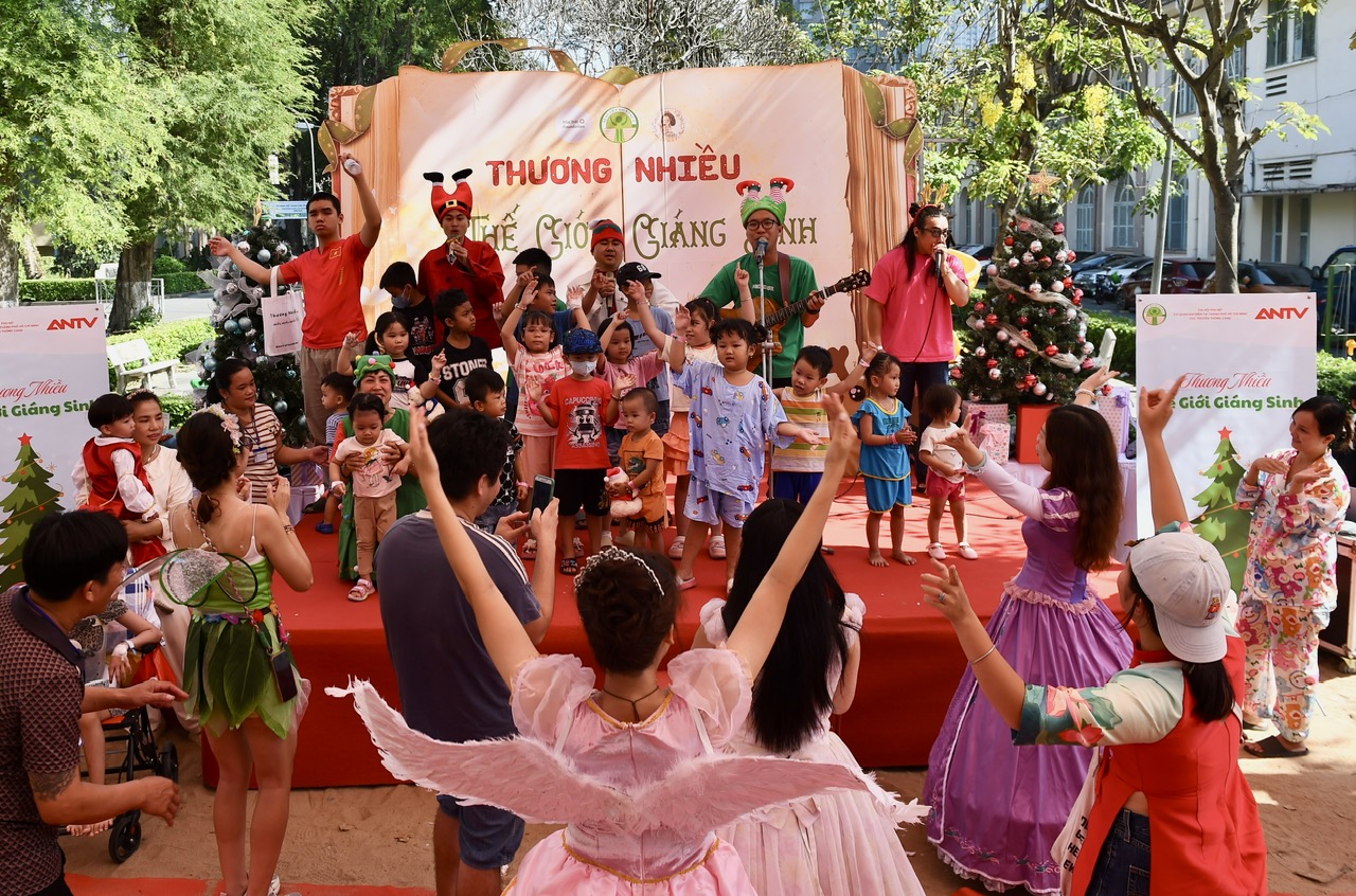 'Giáng sinh yêu thương' ở Bệnh viện Nhi đồng 2 - Ảnh 5.