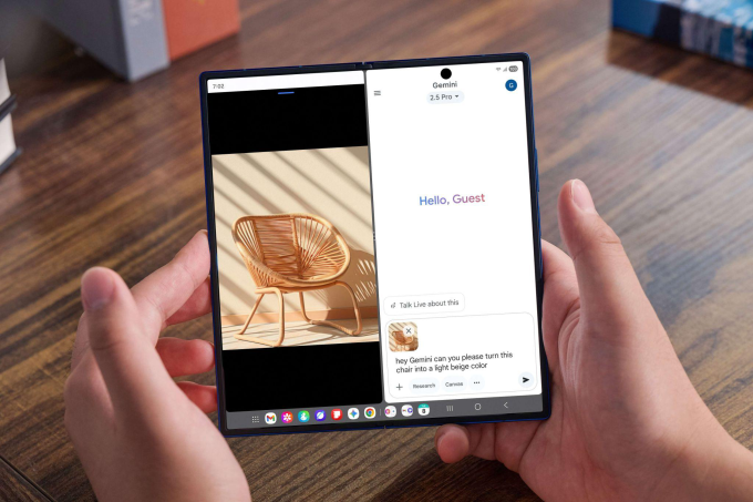 Người dùng đa nhiệm trên màn hình lớn với các tính năng AI. Ảnh: Samsung