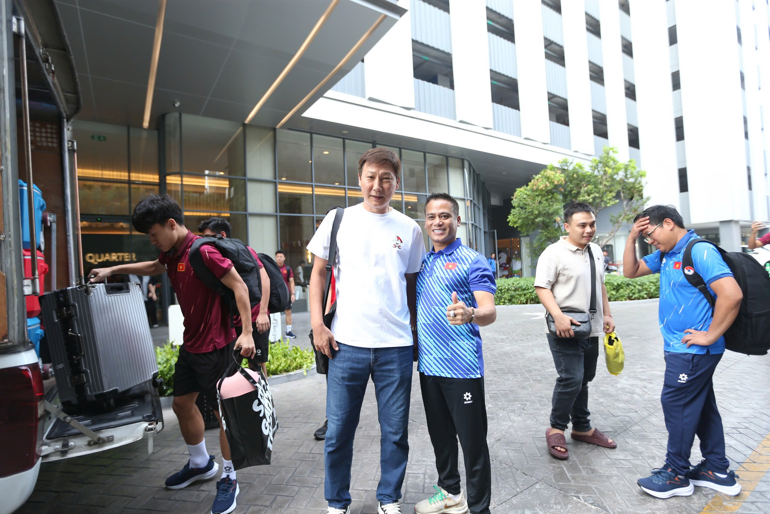 Trực tiếp: Đón những người hùng U.22 Việt Nam và futsal nữ trở về - Ảnh 2.