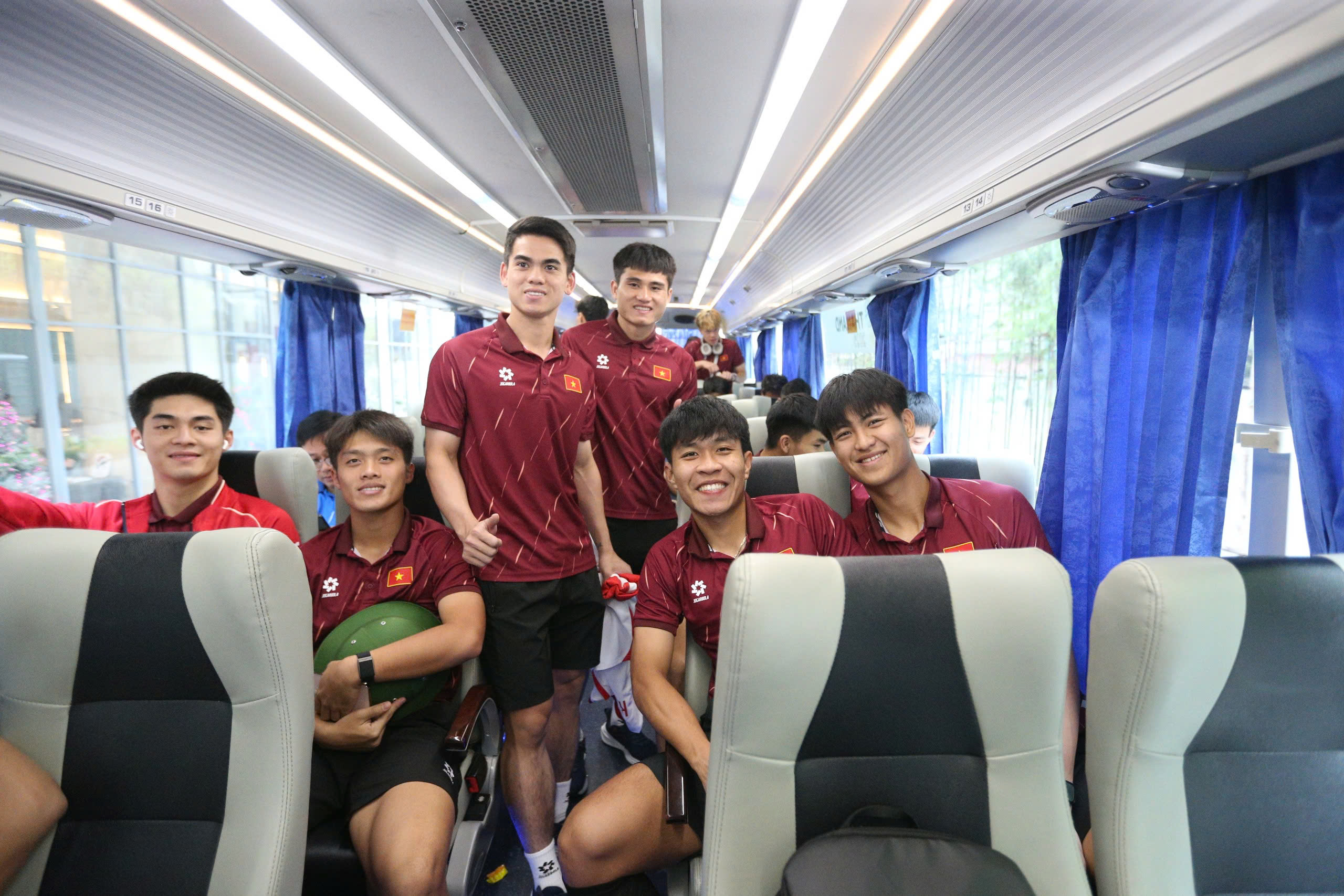 Trực tiếp: Đón những người hùng U.22 Việt Nam và futsal nữ trở về - Ảnh 3.