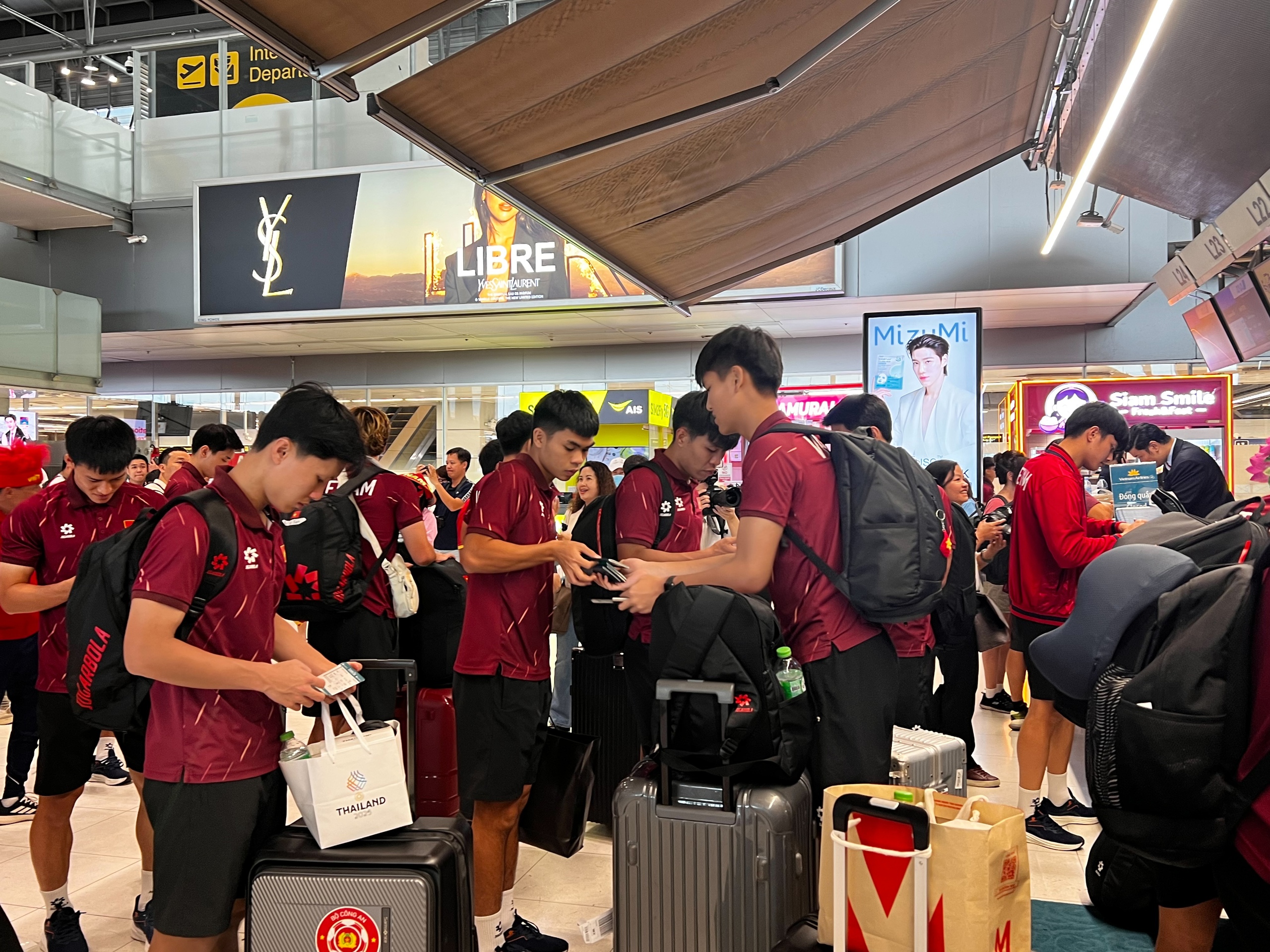 Trực tiếp: Đón những người hùng U.22 Việt Nam và futsal nữ trở về - Ảnh 4.