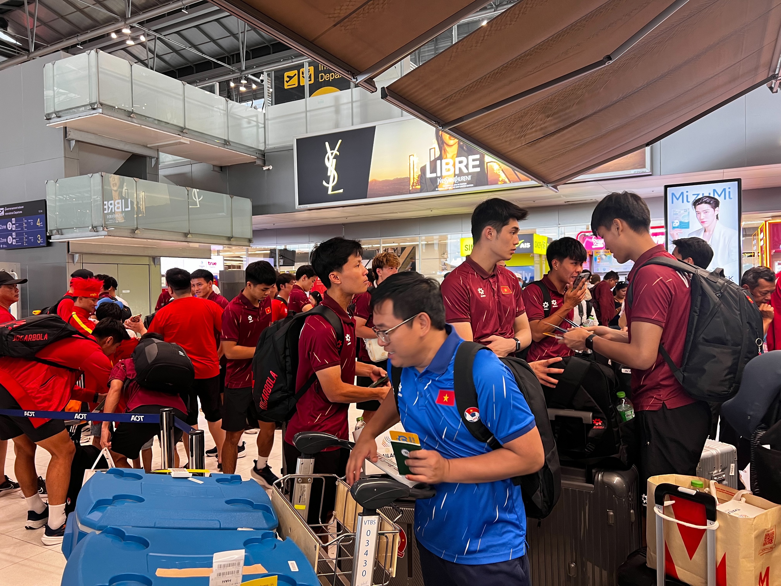 Trực tiếp: Đón những người hùng U.22 Việt Nam và futsal nữ trở về - Ảnh 5.