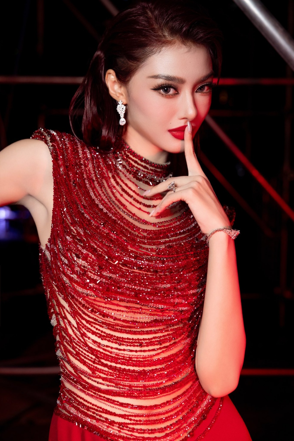 Cô thu hút ánh nhìn bởi chiếc nhẫn kim cương cỡ lớn trên tay.