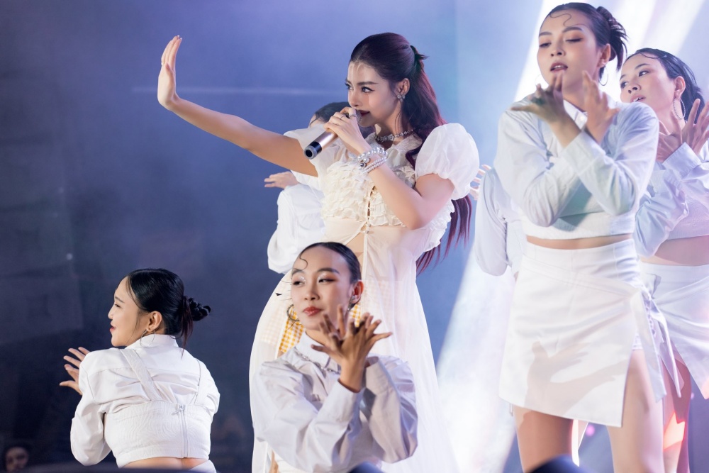 Xuất thân là Á hậu nhưng Lona Kiều Loan còn hoạt động nghệ thuật với vai trò ca sĩ, được đánh giá hát hay, nhảy giỏi, trình diễn tự tin.