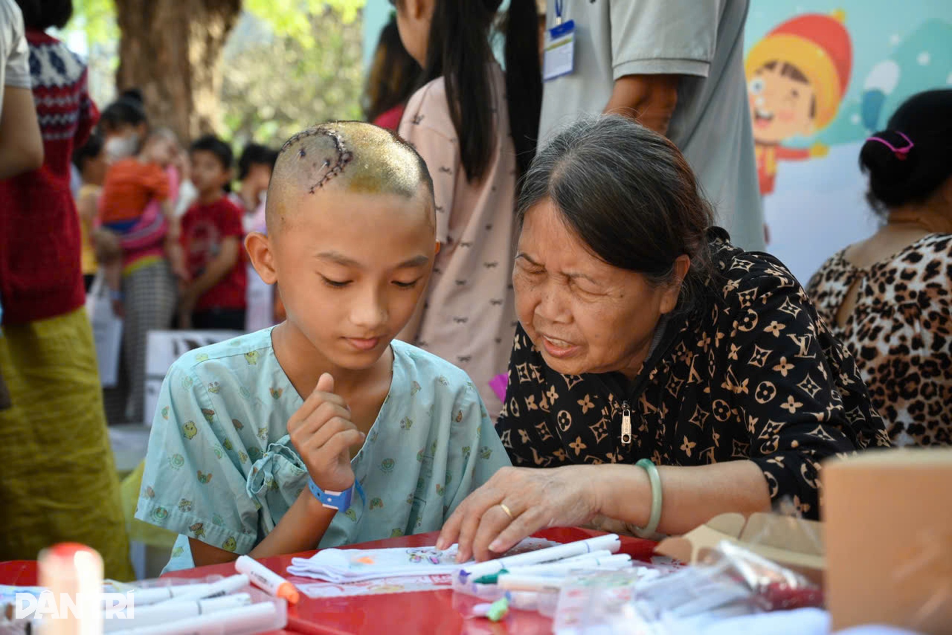 Noel đến sớm với những “chiến binh nhí tại bệnh viện ở TPHCM - 4 Noel đến sớm với những “chiến binh nhí tại bệnh viện ở TPHCM - 4