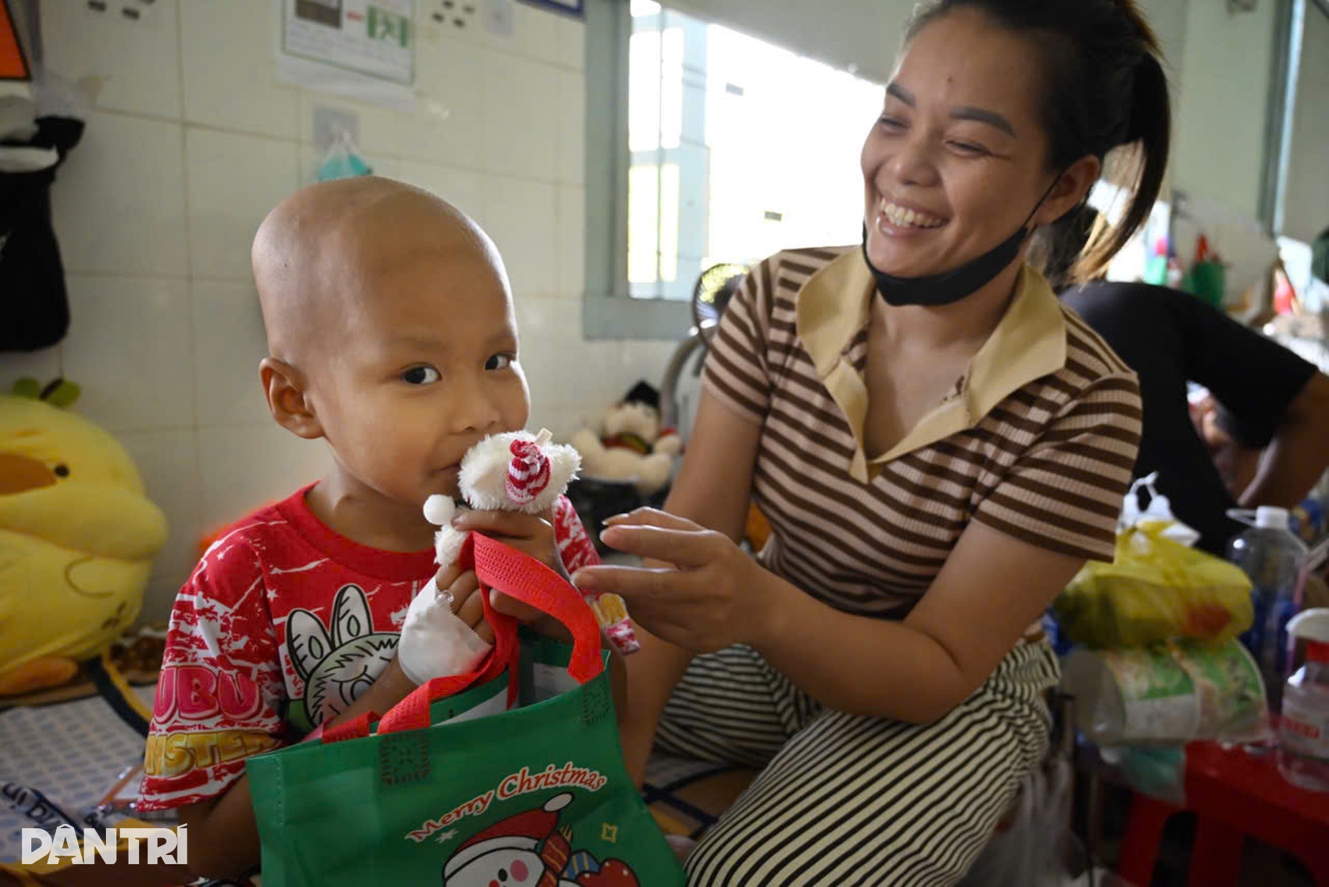 Noel đến sớm với những “chiến binh nhí tại bệnh viện ở TPHCM - 8 Noel đến sớm với những “chiến binh nhí tại bệnh viện ở TPHCM - 8