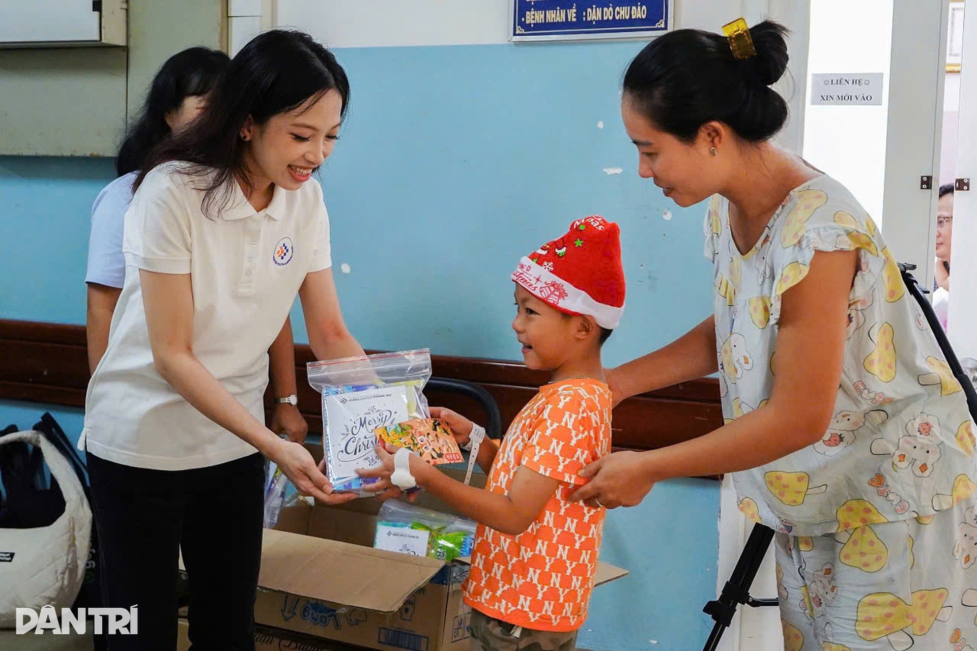 Noel đến sớm với những “chiến binh nhí tại bệnh viện ở TPHCM - 12 Noel đến sớm với những “chiến binh nhí tại bệnh viện ở TPHCM - 12