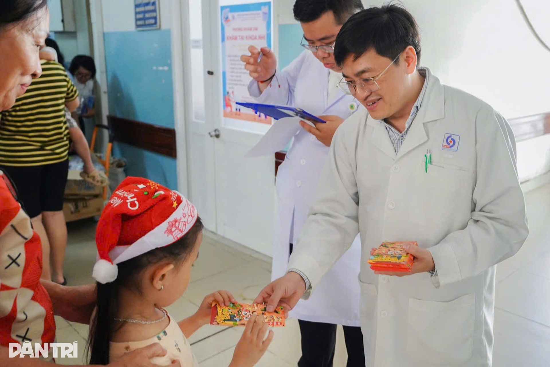Noel đến sớm với những “chiến binh nhí tại bệnh viện ở TPHCM - 13 Noel đến sớm với những “chiến binh nhí tại bệnh viện ở TPHCM - 13