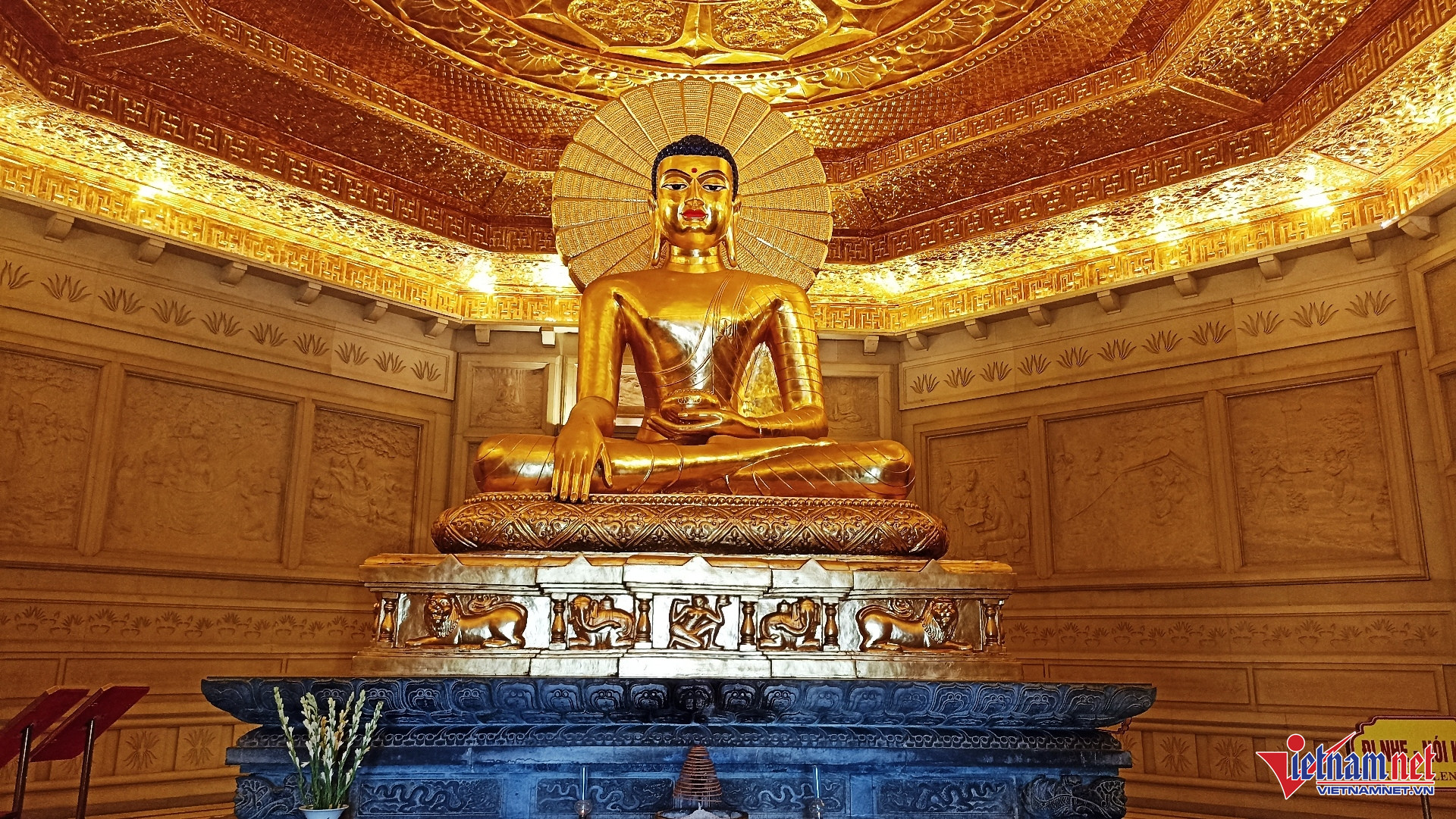 Tầng 1 của tháp là nơi tôn thờ pho tượng Đức Phật Thích Ca Mâu Ni được đúc bằng đồng nguyên khối dát vàng 