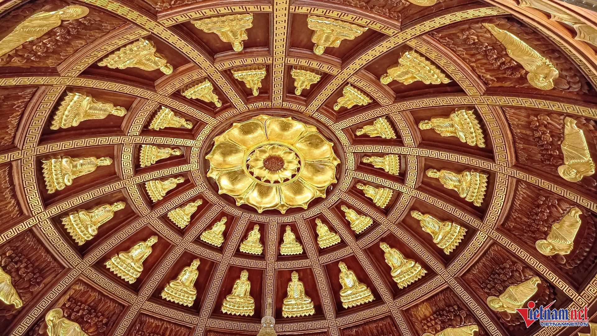 Trần vòm của bảo tháp được trang trí hoa sen, hình ảnh Đức Phật bằng đồng dát vàng