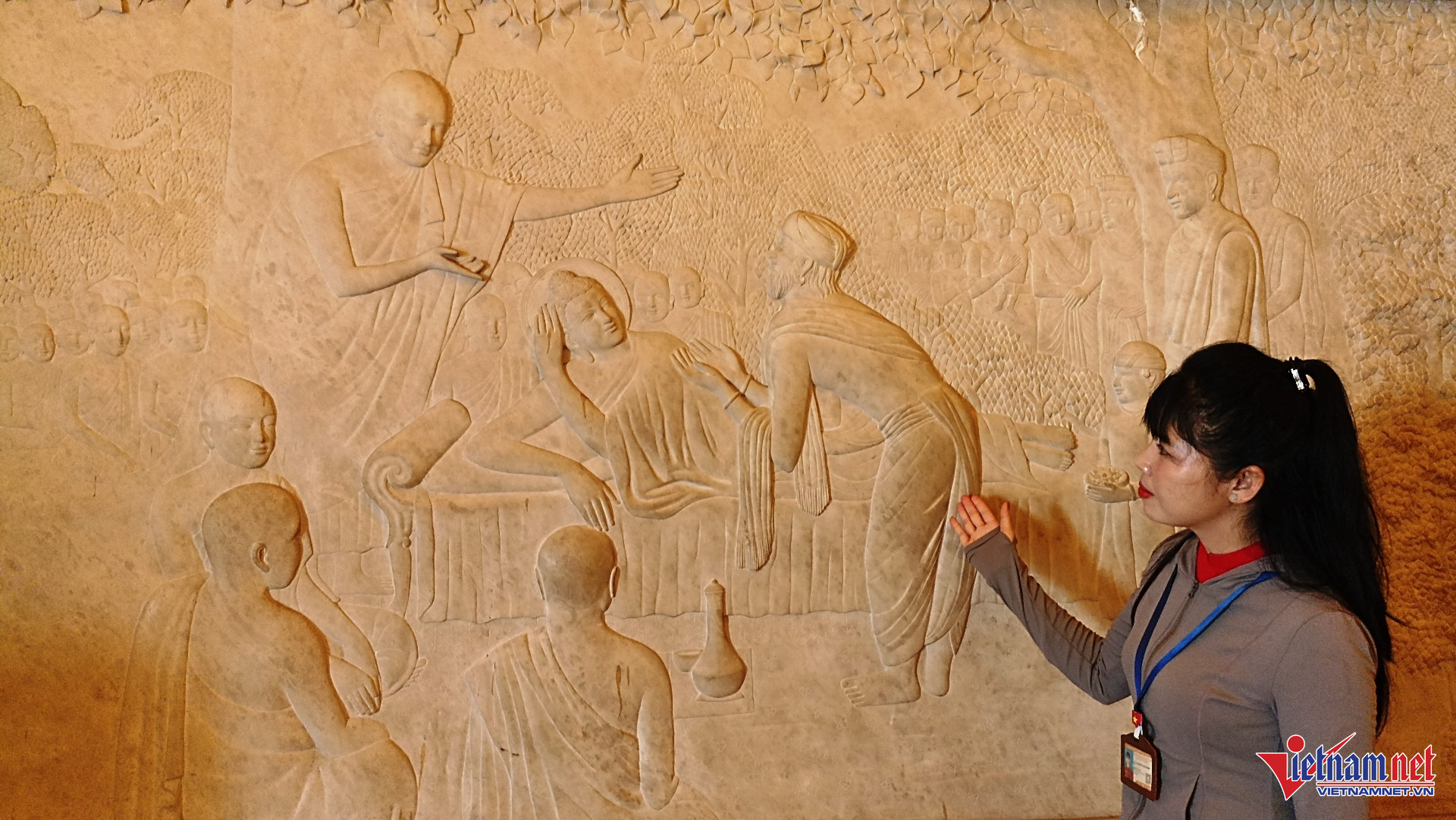 Tường bên trong của bảo tháp được các nghệ nhân Ấn Độ điêu khắc các bức phù điêu về cuộc đời của Đức Phật 