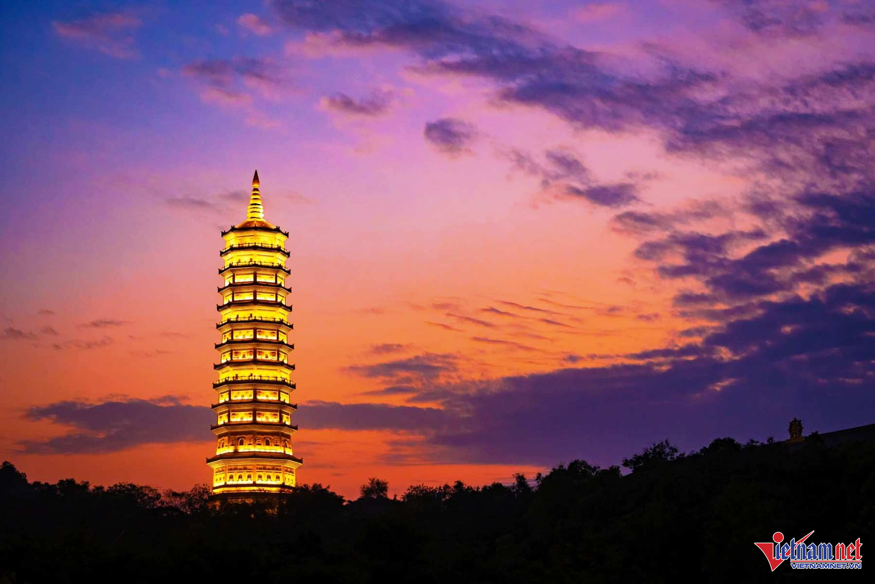 Bảo tháp lung linh dưới ánh đèn trang trí