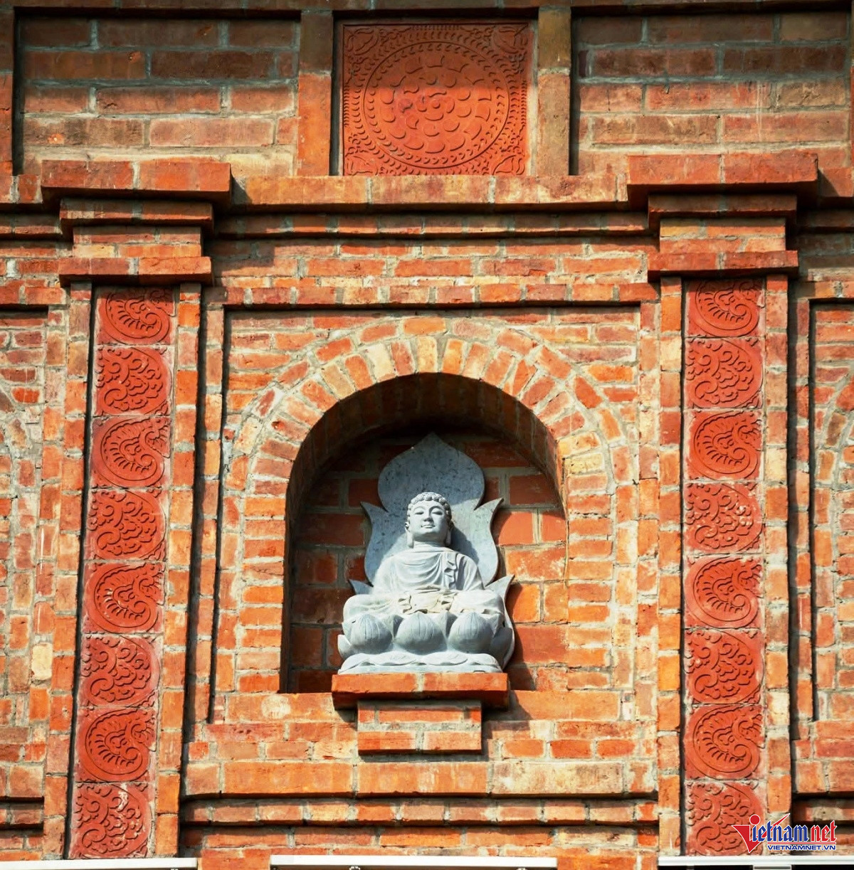 Bề mặt ngoài của bảo tháp, dọc theo 6 cạnh, là hệ thống tượng Phật nhỏ bằng đá được bố trí hài hòa từ chân tháp lên đến đỉnh