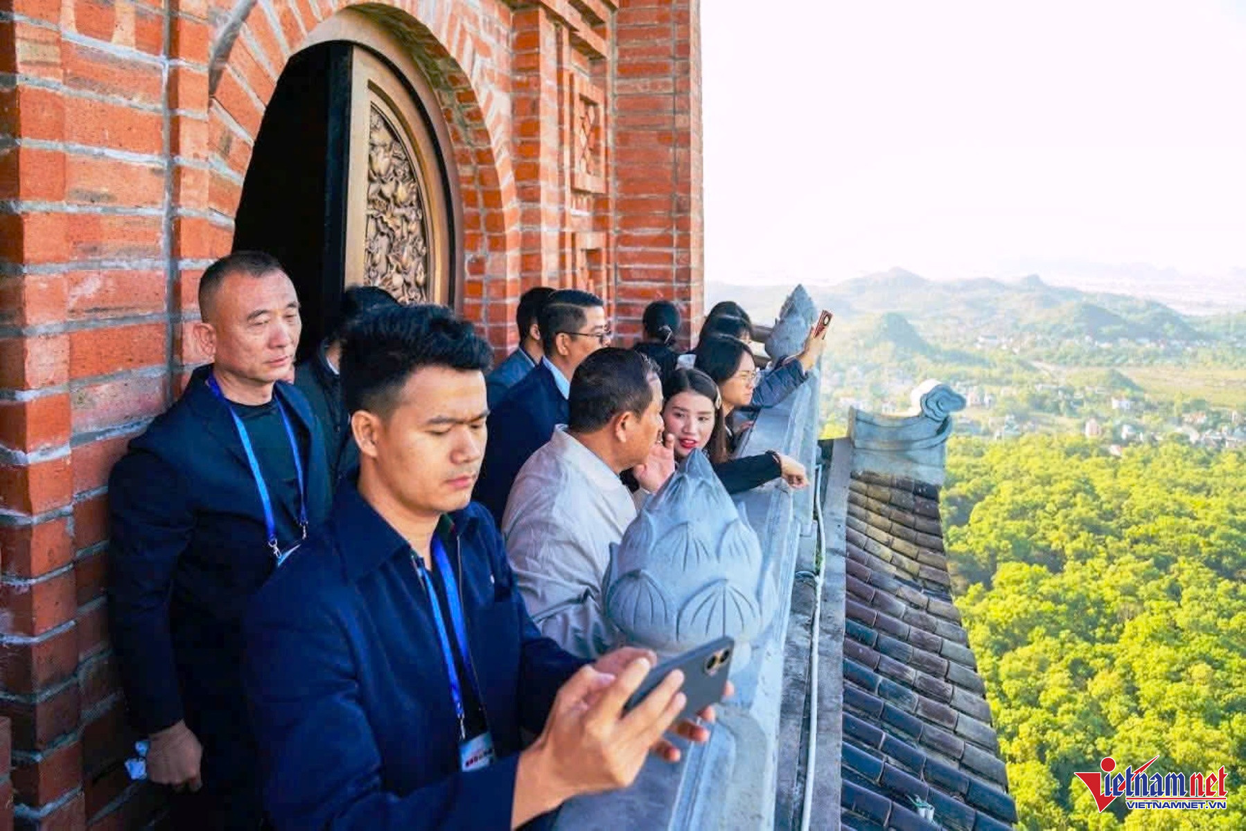 Đứng trên tầng 12 của bảo tháp du khách có thể chiêm ngưỡng toàn cảnh quần thể chùa Bái Đính, ngắm nhìn non nước Tràng An hùng vĩ từ trên cao và cảm nhận sự thanh tịnh, linh thiêng nơi đây