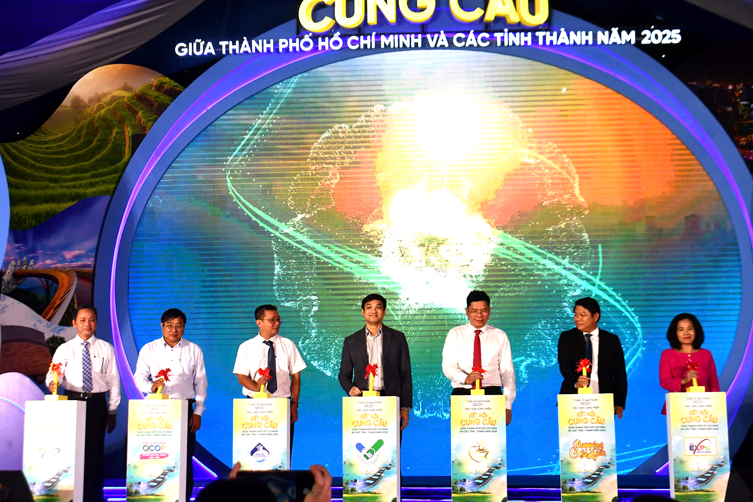 TP.HCM khai mạc Tuần lễ sản phẩm OCOP, đặc sản vùng miền và kết nối cung cầu 2 TP.HCM khai mạc Tuần lễ sản phẩm OCOP, đặc sản vùng miền và kết nối cung cầu - Ảnh 2.