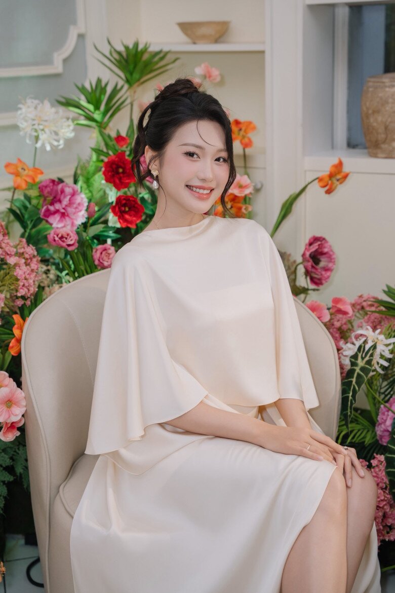 Từ top 10 Hoa hậu Việt Nam, Doãn Hải My từng bước khẳng định hình ảnh riêng với nhan sắc nhẹ nhàng, học vấn ấn tượng và hôn nhân viên mãn bên chồng con.