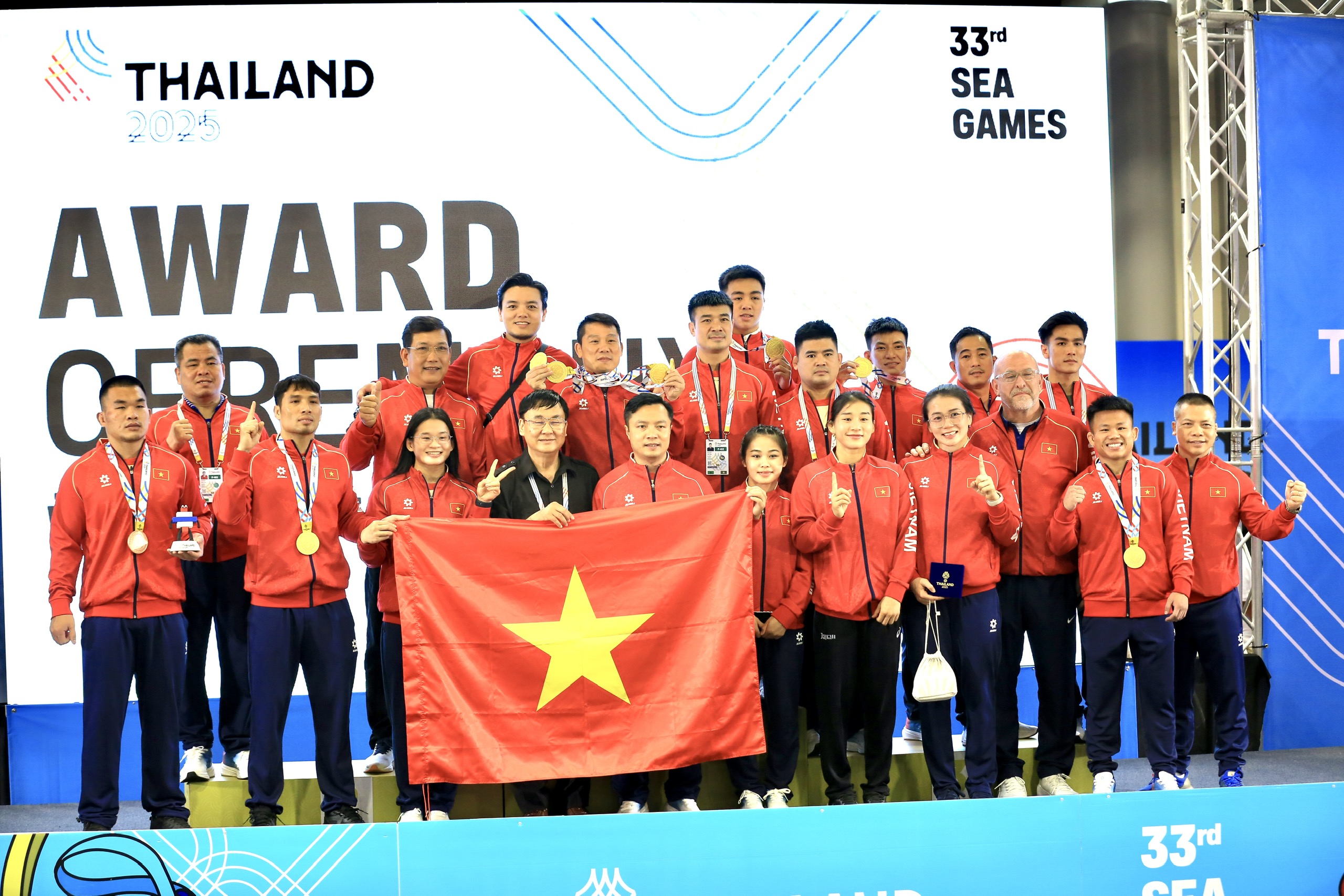 Cấn Tất Dự đi vào lịch sử SEA Games: Gia đình bày 50 mâm cỗ ăn mừng- Ảnh 2. Cấn Tất Dự đi vào lịch sử SEA Games: Gia đình bày 50 mâm cỗ ăn mừng- Ảnh 2.