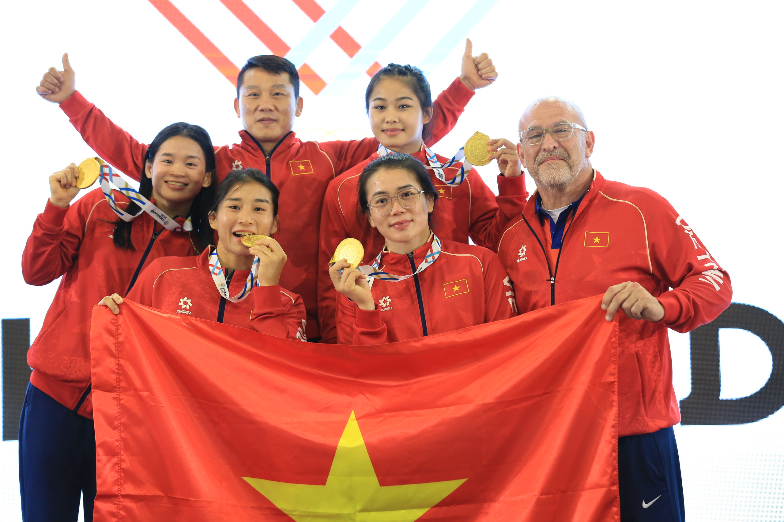 Cấn Tất Dự đi vào lịch sử SEA Games: Gia đình bày 50 mâm cỗ ăn mừng- Ảnh 7. Cấn Tất Dự đi vào lịch sử SEA Games: Gia đình bày 50 mâm cỗ ăn mừng- Ảnh 7.