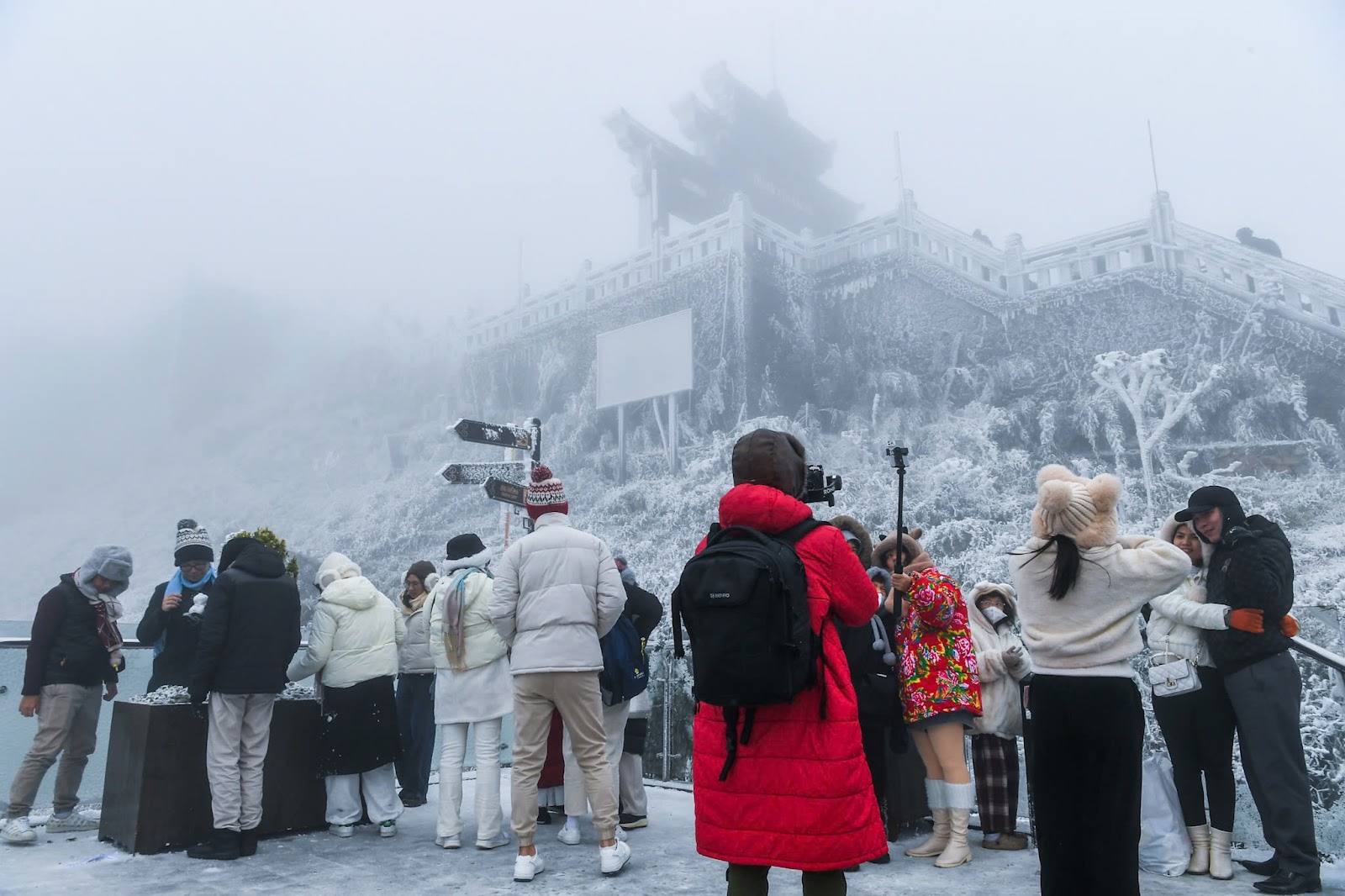 Cảnh tượng tuyết phủ trắng nóc nhà, lối đi ở Fansipan đầu năm nay: Dân tình càng hừng hực khí thế đi 