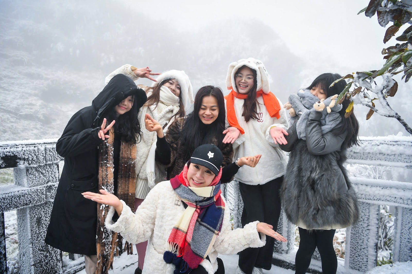 Cảnh tượng tuyết phủ trắng nóc nhà, lối đi ở Fansipan đầu năm nay: Dân tình càng hừng hực khí thế đi 