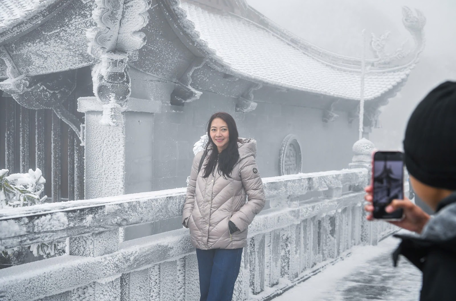 Cảnh tượng tuyết phủ trắng nóc nhà, lối đi ở Fansipan đầu năm nay: Dân tình càng hừng hực khí thế đi 