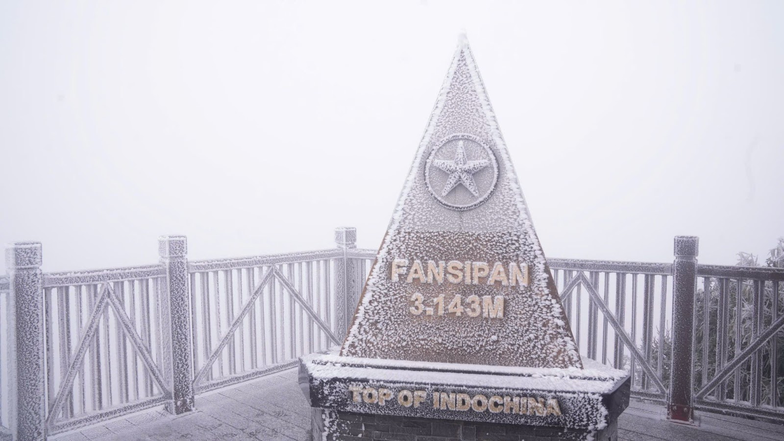 Cảnh tượng tuyết phủ trắng nóc nhà, lối đi ở Fansipan đầu năm nay: Dân tình càng hừng hực khí thế đi 