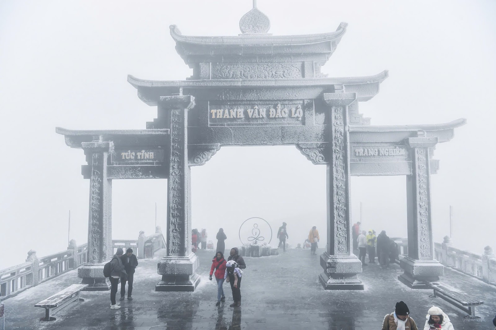 Cảnh tượng tuyết phủ trắng nóc nhà, lối đi ở Fansipan đầu năm nay: Dân tình càng hừng hực khí thế đi 