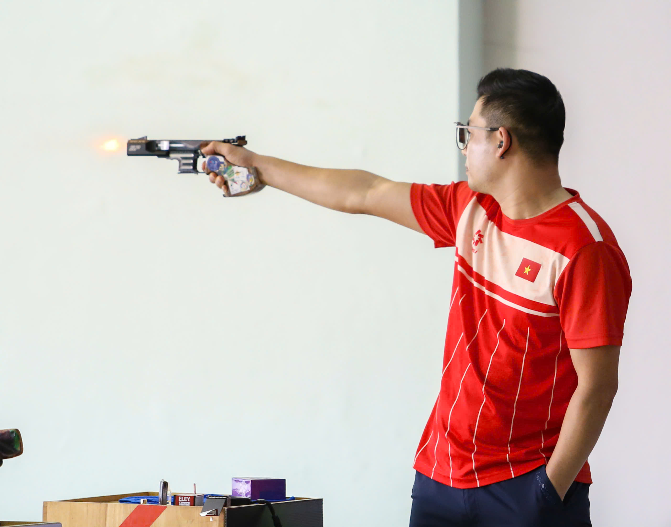 Trịnh Thu Vinh 'nhả vía', xạ thủ Hà Minh Thành phá kỷ lục SEA Games ở tuổi 40- Ảnh 2.