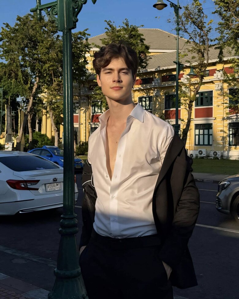 Ngoại hình như hoàng tử của Ruslan Mamlay từng khiến nhiều trái tim xao xuyến.