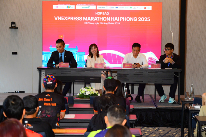 Đại diện ban tổ chức giao lưu, giải đáp thắc mắc của các runner. Ảnh: VM