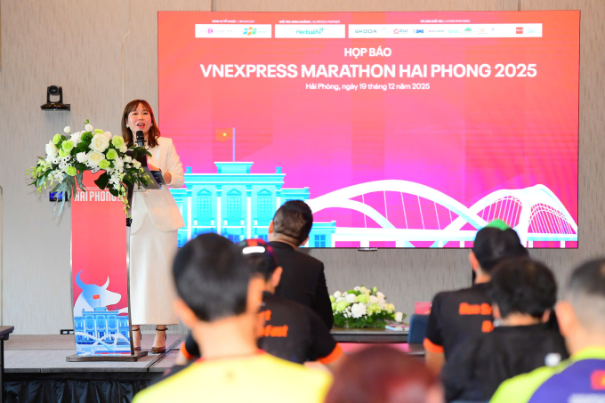 Bà Lê Vân Anh, Phó ban tổ chức giải giới thiệu về giải VnExpress Marathon Hải Phòng 2025. Ảnh: VM