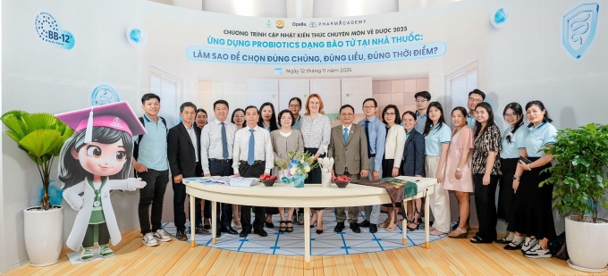 Đại diện ban tổ chức và các diễn giả chụp lưu niệm. Ảnh: Opella Việt Nam