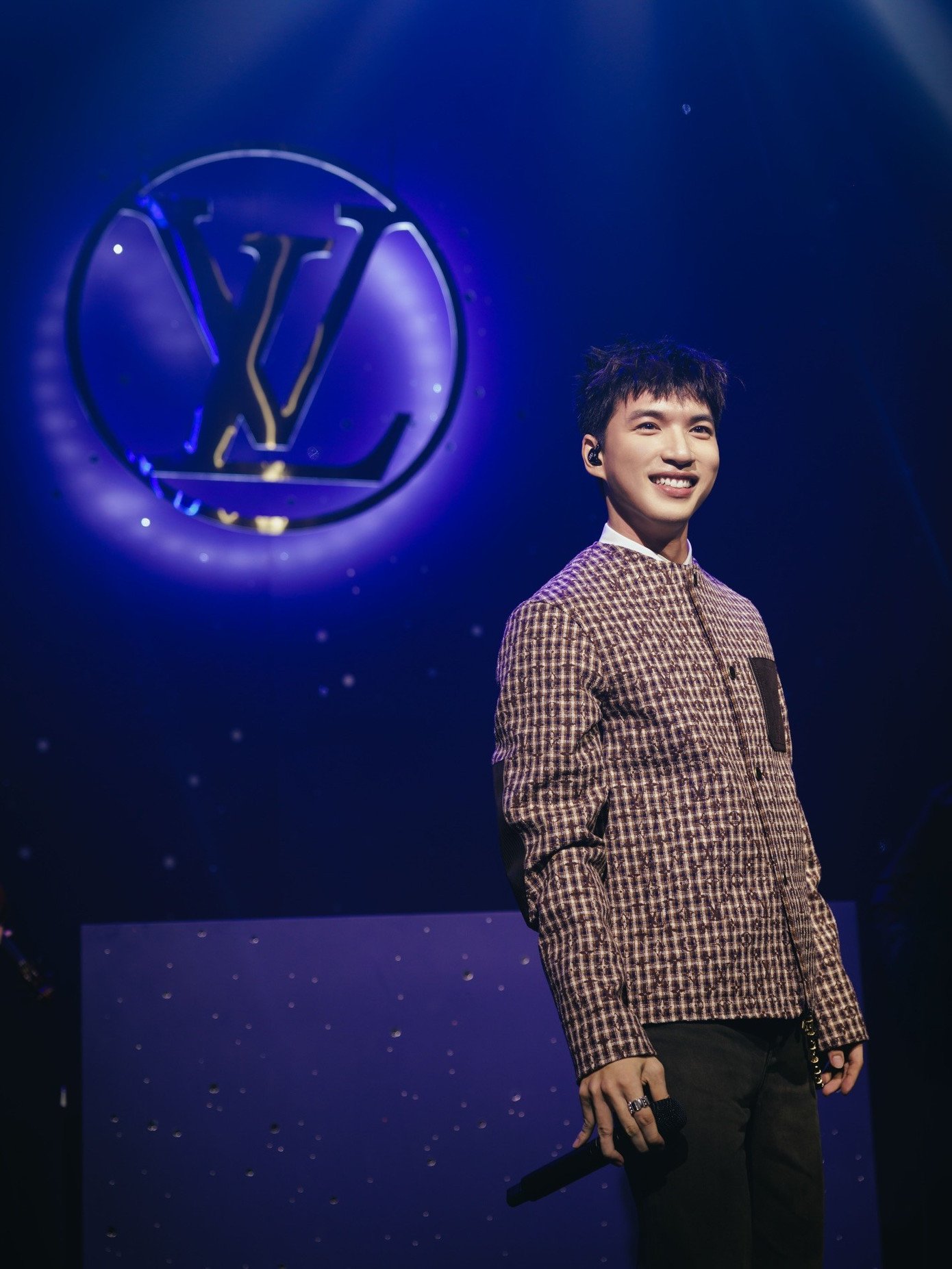 Phong độ thời trang của HIEUTHUHAI khiến cảm xúc của fan "lên xuống" chóng mặt - 8