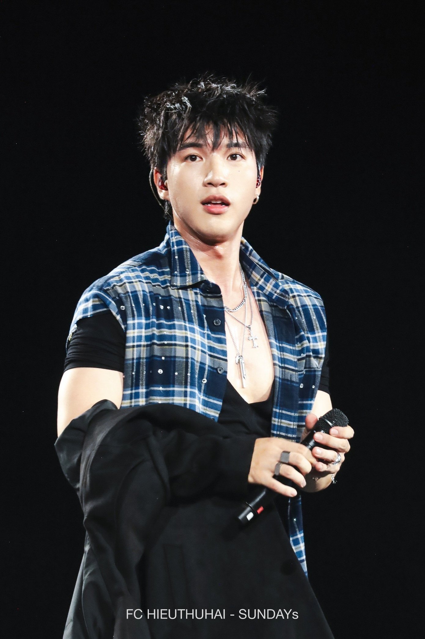 Phong độ thời trang của HIEUTHUHAI khiến cảm xúc của fan "lên xuống" chóng mặt - 9