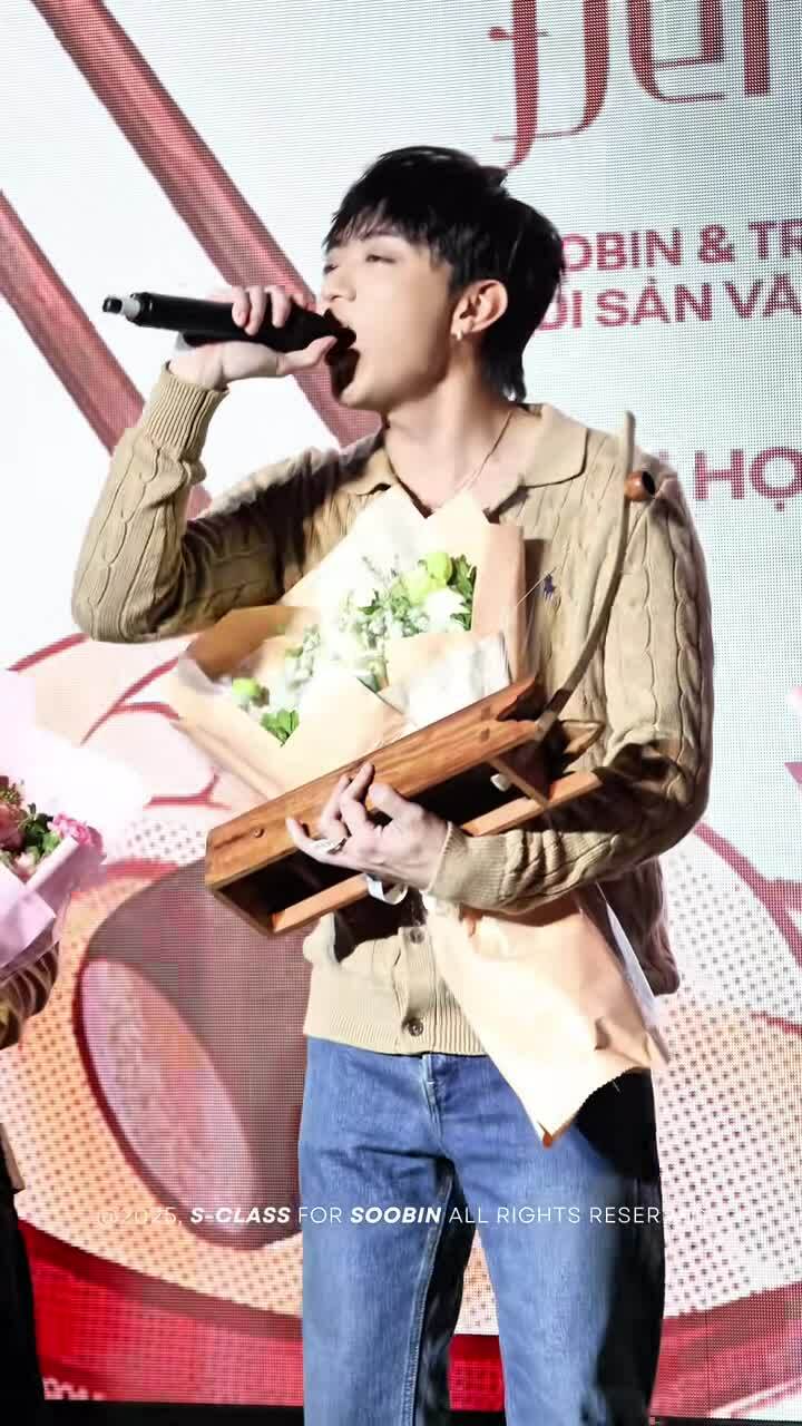 Soobin hát, đánh đàn bầu với ca khúc 'Mục hạ vô nhân'