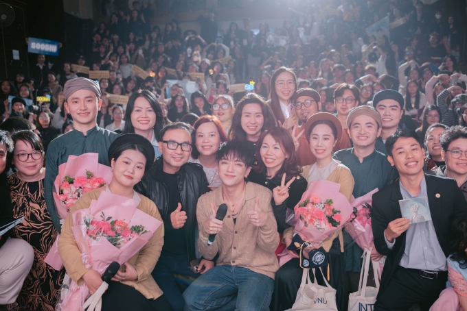 Soobin chụp ảnh kỷ niệm cùng các nghệ nhân, khách mời, sinh viên. Ảnh: SS